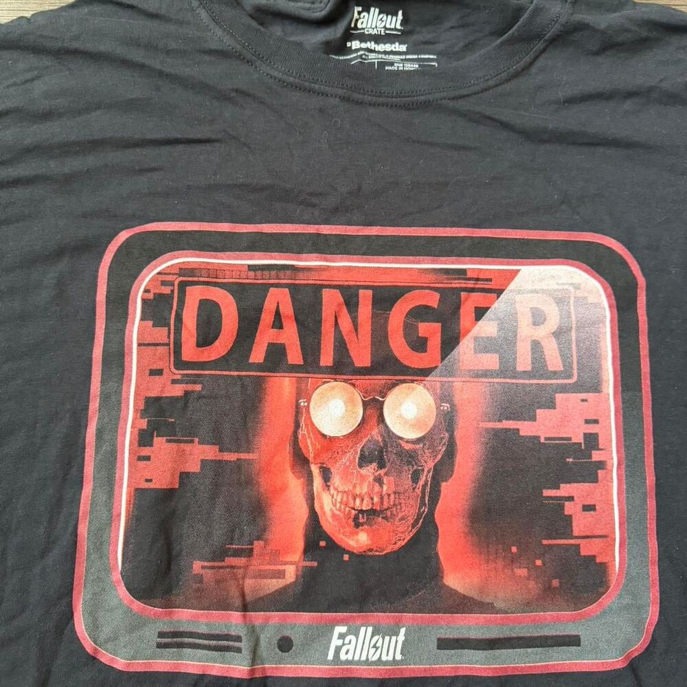 Fallout Video game Tv Series Promo Tee Graphic big print “Danger” Size XL